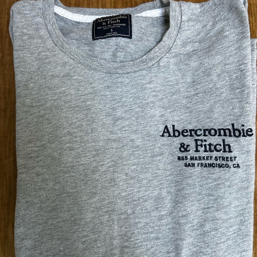 Abercrombie & Fitch Heather Gray Long Sleeve Tee